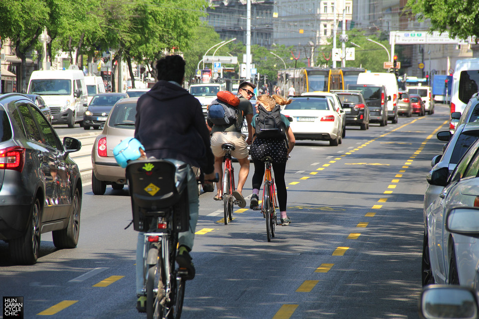 A kerékpársávokra nem a kerékpárosok miatt van szükség. A nagykörúti kerékpársáv használat közben. Fotó: Halász Áron
