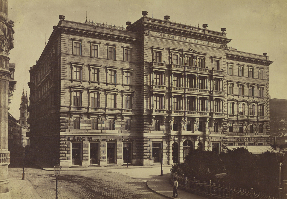 Budapest, Vigadó tér, az Első Magyar Általános Biztosító Társaság székháza 1890 körül, tervező: Frey Lajos és Kauser Lipót (FSZEK Budapest Gyűjtemény/Klösz György felvétele)