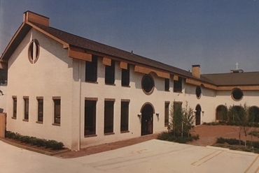 Magyar Hagyományok Központja, New Brunswick, NJ, 1986 (Timon 1996, 88–91.). Egy volt varrótűgyár átalakításával valósult meg az „L” alaprajzú, „magyaros hangulatot” megidéző épület. A szárnyak egy sétakertet fognak közre.