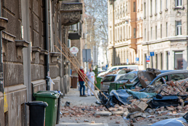 Leomlott prákányelemek, téglák és megrongálódott autók a Đorđić utcában. (Fotó: Paolo Mofardin, Művészettörténeti Kutatóintézet, Zágráb) 