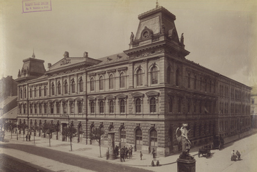 Budapest, Nagymező utca 1., 1900 körül, tervező: Feszl Frigyes és Feszl László (FSZEK, Budapest Gyűjtemény, Klösz György felvétele)