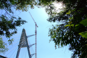 Az építkezés állása 2008 júniusában, három hónappal az átadás előtt. A hatalmas toronydaruk egészen 72Km/h szélsebességig folytathatták a munkát.