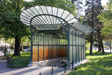 Hector Guimard egyik párizsi metrófeljárója. – Fotó: Wikipedia Commons