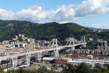 A Ponte Morandi 2010-ben. Fotó: Davide Papalini, Wikimedia Commons