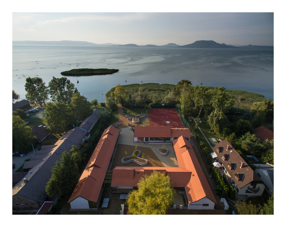 A Balaton-part átalakulása – gyermektábor Balatonfenyvesen. Tervező: DNS Műterem, Dénes György, Dénes Eszter. Fotó: Dénes György