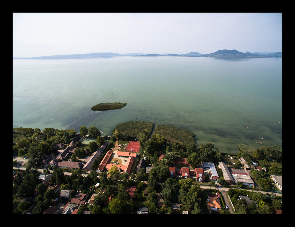 A Balaton-part átalakulása – gyermektábor Balatonfenyvesen. Tervező: DNS Műterem, Dénes György, Dénes Eszter. Fotó: Dénes György