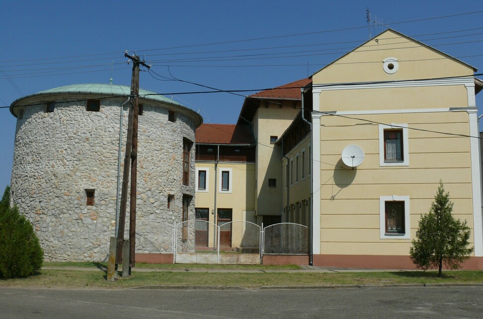 Vaskút, Iskola és könyvtár 2010-ben, tervező: Vadász Bence (Vadász és Társai) (Wikipedia/Porrima)