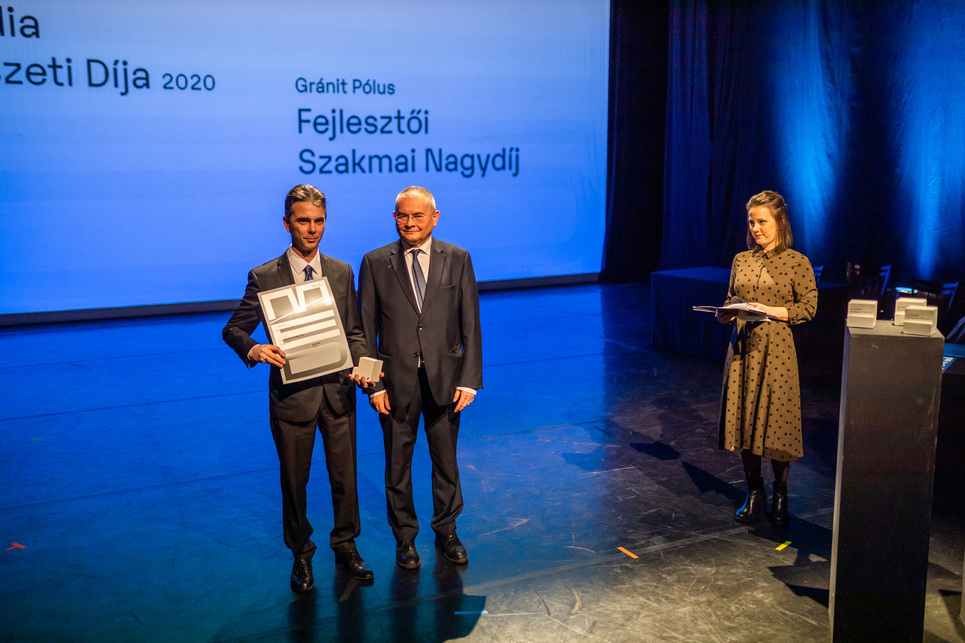 Kiss Gábor átveszi a Fejlesztői Szakmai Nagydíjat Kézdy Györgytől a MÉD 2020 díjátadó gáláján. Fotó: Gulyás Attila