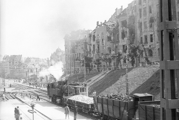 Széll Kálmán tér, jobbra a Vérmező út épületei, 1945. Forrás: Fortepan