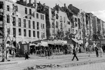 Széll Kálmán tér, ideiglenes piac a Vérmező út épületeivel, 1945. Forrás: Fortepan