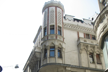 Budapest, Aranykéz utca 2., tervező: Román Miklós és Román Ernő (Wikipedia)