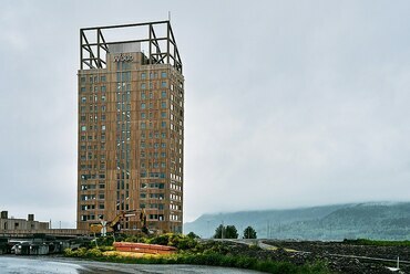 Lake Mjøsa Skyscraper, Brumunddal, Norvégia – a világ legmagasabb teljesen fa szerkezetű épülete. Fotó: Øyvind Holmstad / Wikimedia Commons