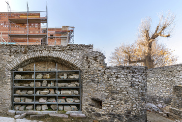 Amíg az építők a falakon dolgoznak, a veszprémi Laczkó Dezső Múzeum szakemberei az elmúlt évtizedekben előkerült régészeti leletanyagon most először végeznek mindenre kiterjedő leltározási és kutatási munkát.