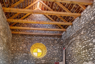 A kápolna rusztikus, öreg cserepei az új tetőszerkezetre kerültek vissza.