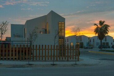 Housing+ tizenhat házból álló telep, Acuña, Coahuila, Mexikó. Forrás tatianabilbao.com