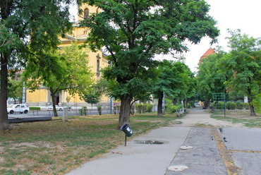 A kerület főtere méltatlan állapotban a megújítás előtt, 2013-ban. Forrás: Garten Studio archívuma