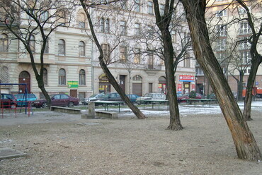 A tér déli része a felújítás előtt leharcolt játszóeszközökkel, a parkoló autók tolakodó látványával. Forrás: Garten Studio archívuma