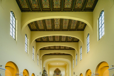 A Szent Imre-templom belső tere is igazán látványos. Legérdekesebb eleme a festett kazettás mennyezet, mely katolikus templomokra kevésbé jellemző, inkább református templomok sajátja.