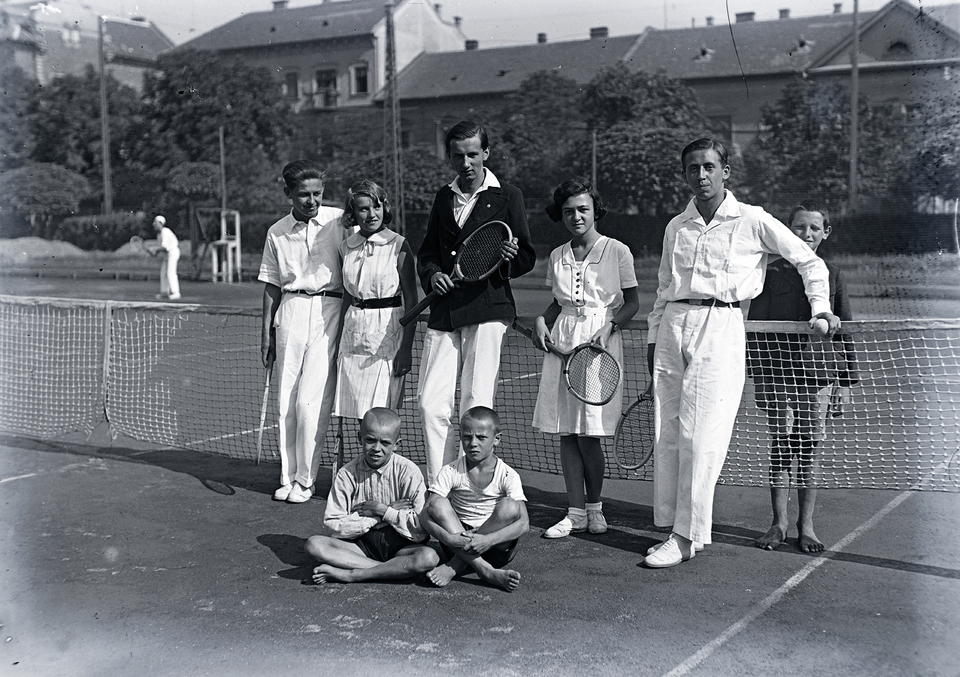 Széll Kálmán téri teniszpályán, 1933. Forrás Fortepan/Kurutz Márton