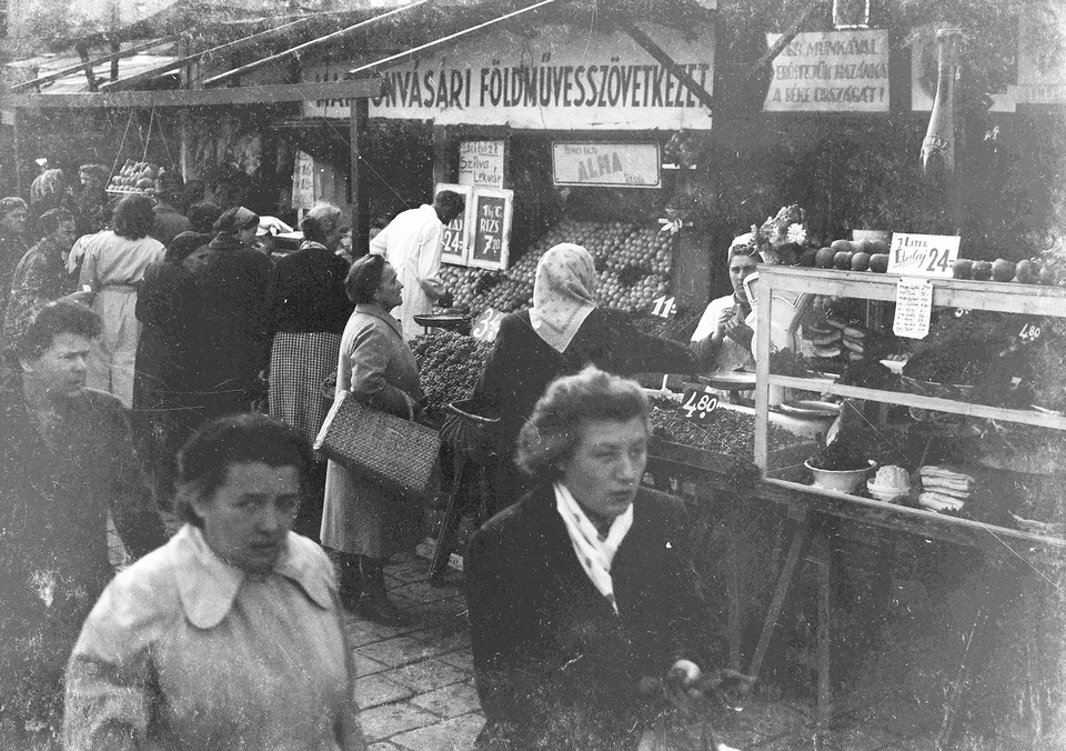 Piac a Széll Kálmán (Moszkva) téren, 1952. Forrás: Fortepan / Lukács Pál