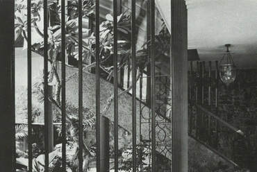 	A Pieris-ház fedett-nyitott előtere lakozott fa lépcsőkorláttal, bódhifaleveles kovácsoltvas ráccsal és kő padlóburkolattal, 1953-56 – Forrás: suravi.fr