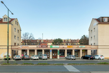 A Szórád Márton úti lakóházakat összekötő üzletsor (Krizka György, 1953). Az elmúlt években az utca túloldalán jóval nagyobb üzletek is épültek.