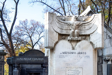 A Maróti Géza tervezte, felújított Vázsonyi-síremlék a Salgótarjáni utcai temetőben. Fotó: Kedves Zsófia