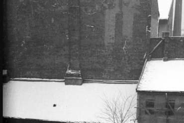 A Kéményseprő-ház udvara és a Bródy Sándor utca 17. tűzfala a Szentkirályi utca 22-24. számú házból nézve, 1942-ben. Forrás: Fortepan/Berkó Pál