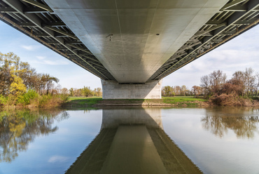 A Berkó Dezső mérnökről elnevezett híd 98 méteres nyílással hidalja át a folyót, amelyhez mindkét oldalon további, egyszerűbb szerkezetű ártéri hídnyílások csatlakoznak. A szerkezet összhossza eléri a 450 métert.