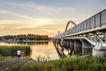 A tíz híd közül a legfiatalabb, a Poroszló és Tiszafüred között épült kilenc nyílású kerékpáros híd, 2020-ra készült el.