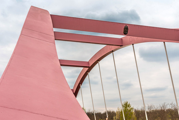 A 2003-ra elkészült Nádasdy-híd különleges megjelenését az akkor újdonságnak számító, egymás felé dőlő főtartói adják. Eredeti, piros festésük az időjárás hatására az elmúlt években magentára változott.