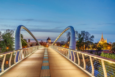 A kizárólag gyalogos és kerékpáros forgalomra épült híd nemcsak közlekedési útvonalként, de népszerű találkozóhelyként is szerepet játszik Szolnok mindennapjaiban.