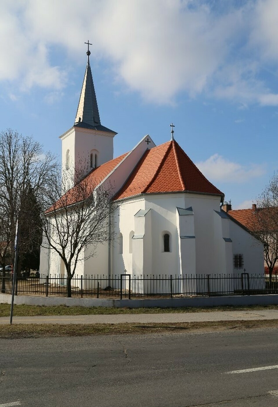 A máriapócsi Szeplőtlen Szűz Mária templom felújítása is ICOMOS-díjban részesült, Tervező: Wittinger Zoltán és Hild Csorba Bernadett, Forrás: creaton.hu