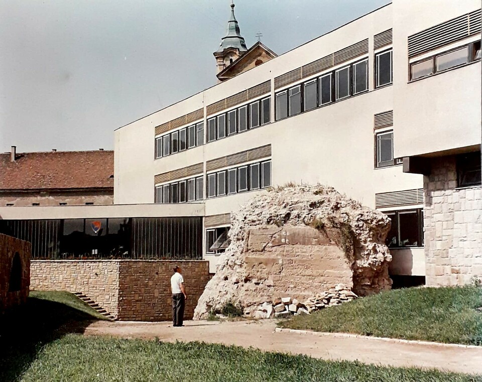 A váci tizenkét tanulócsoportos gimnázium épülete, az udvaron jól látható a várfal egy darabja. 1968. Forrás Mueller-hagyaték