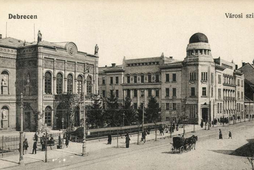 Debrecen, a Városi színház a Pénzügypalotával 1923-ban, a Pénzügypalota tervezője: ifj. Bobula János (képeslap)