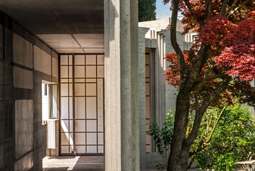 Carlo Scarpa keleti filozófiák, főként a japán kultúra iránti vonzódása nyilvánul meg a paravánszerű ajtó kialakításán, mely a kápolnába vezet.