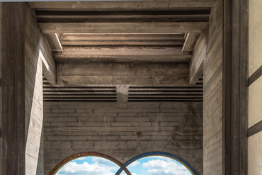 A bejárati csarnokban megjelenik a Carlo Scarpa műveire jellemző halhólyag-motívum, mely keleti előzményekre és a gótikus építészetre egyaránt visszavezethető. Maga az építész is a sírkertben nyugszik, mely egyben utolsó életében befejezett munkája is. 
