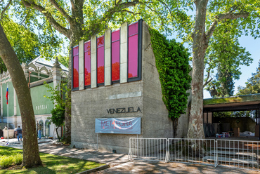 A Velencei Biennálé területét 1951-ben megnövelték, annak érdekében, hogy több nemzeti pavilon is helyet kaphasson. Venezuela pavilonja 1953-ban épült, Scarpa tervei szerint. 