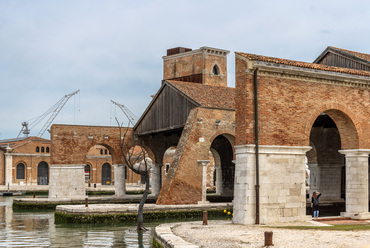 Az 48 hektáros kiterjedesű Arsenale nemcsak Velence védelmében, de az ipari forradalom előtti hajógyártásban is nagy szerepet játszott. Amellett, hogy a Biennálé helyszíne, a velencei hajózási múzeum is itt található. 