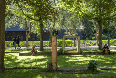 A Biennálé területén több helyen is látható fa padok a 2014-es magyar kiállítás részét képezték, melynek építésében a Temesvári Műszaki Egyetem hallgatói is közreműködtek. 
