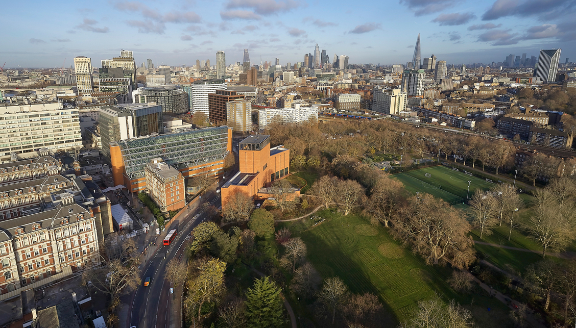 A londoni Lambeth Palota könyvtára és archívuma – A könyvtár madártávlatból, balra tőle a gyermekkórház épülete – Építész: Wright and Wright Architects – Fotó: Hufton+Crow