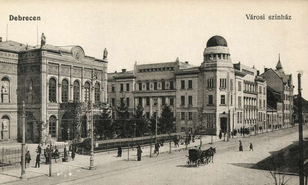 Debrecen, a Városi színház a Pénzügypalotával 1923-ban, a Pénzügypalota tervezője: ifj. Bobula János (képeslap)