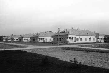 Újélet utcai Timföldgyári lakótelep 1942-ben - a műmesterek és mérnökök boltíves tornácos, zsalugáteres, népies formálású épületei / FORTEPAN - Veszprém Megyei Levéltár gyűjteménye - Kozelka Tivadar 