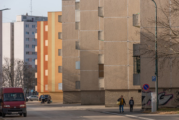 A Templomdomb alján futó Hideg utca helyén megépült a Kossuth utcai panelsor, északi irányba nézve. Háttérben a garzonházak tízemeletes tömbjei. / Gulyás Attila, epiteszforum.hu