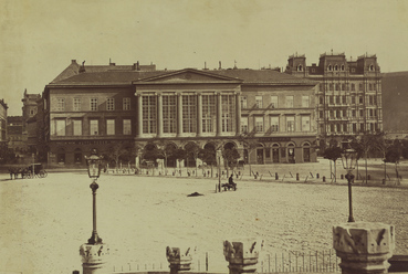 Budapest, az egykori Lloyd-palota a Duna-parton, 1900 körül, tervező: Hild József (FSZEK – Budapest Gyűjtemény, Klösz György felvétele)
