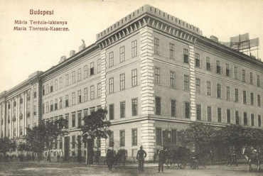 Budapest, Mária Terézia (később Kilián György) laktanya 1900 körül, tervező: Hild József (képeslap)