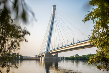 A híd végleges formáját az A.D.U. Építész Kft munkatársai alakították ki, akik kezei alól korábban a 2021-es év hídjának megválasztott szolnoki Tiszavirág-híd is kikerült.