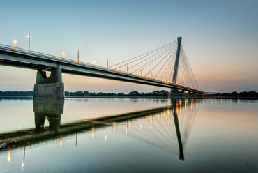 A pilon 80 méterrel emelkedik az útpálya, és bő 110 méterrel a Duna jelenlegi, viszonylag alacsony vízszintje fölé. A hídhoz díszkivilágítás is épült, ami környezetvédelmi okból csak különleges alkalmakkor működik.