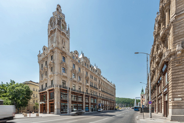 A Matild Palota a Szabad sajtó útról szemlélve. A képen jól láthatók a ház monumentális arányai. 