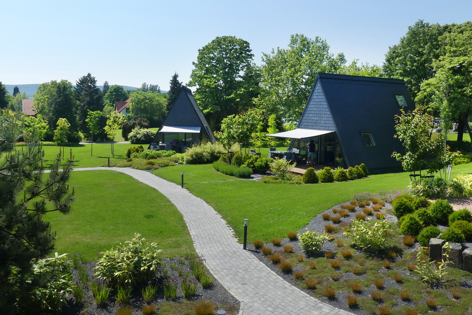 Zen Garden Resort Zánka. A magyarországi üdülőövezetekből jól ismert alpesi házak újragondolt változata. Fotó: Paár Eszter Szilvia